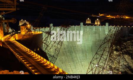 Primo piano della diga di Hoover. Diga di Hoover e lago Mead nell'area di Las Vegas. Grandi torri di aspirazione Comstock presso la diga di Hoover. Hoover Dam in serata con illuminazioni senza persone. Foto Stock