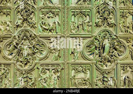 La porta ornata del caratteristico Duomo di Milano in Lombardia. Foto Stock