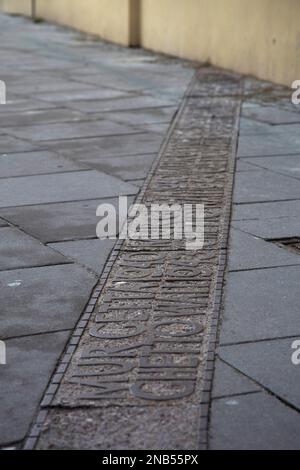 I delimitatori del Ghetto di Varsavia - targhe commemorative e linee di confine - che segnano il perimetro massimo dell'ex ghetto Varsavia, Polonia Foto Stock