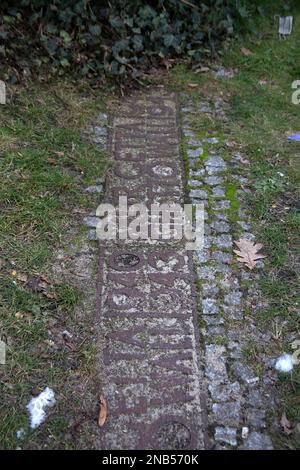 I delimitatori del Ghetto di Varsavia - targhe commemorative e linee di confine - che segnano il perimetro massimo dell'ex ghetto Varsavia, Polonia Foto Stock