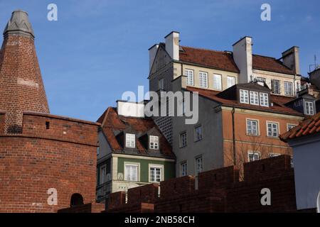Case ed edifici vicino alle mura barbicane nel centro storico ricostruito di Varsavia, Polonia Foto Stock