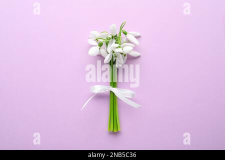 Bel bouquet di nevicate su sfondo lilla, vista dall'alto Foto Stock