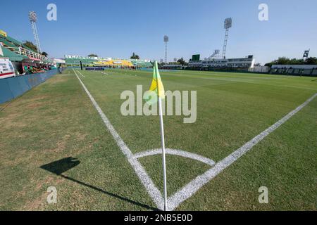 Argentina, Florencio Varela - 11 febbraio 2023: Una panoramica generale dello stadio e della bandiera d'angolo durante la Binance Torneo 2023 della Liga Profesi argentina Foto Stock