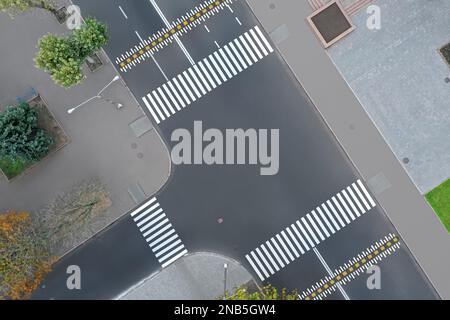 Vista aerea dei bianchi incroci pedonali sulla moderna strada cittadina Foto Stock