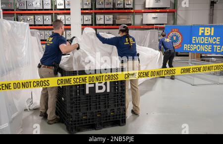 Agenti speciali dell'FBI assegnati al materiale di processo del team di risposta alle prove recuperato dal pallone ad alta quota recuperato al largo della costa del South Carolina all'inizio di febbraio 2023. In un briefing del 9 febbraio, alti funzionari dell’FBI hanno descritto il ruolo dell’Ufficio di presidenza come principale agenzia di governo per l’esame forense del pallone cinese ad alta quota identificato e abbattuto il 5 febbraio dai militari statunitensi. Foto: Ufficio federale delle indagini Foto Stock