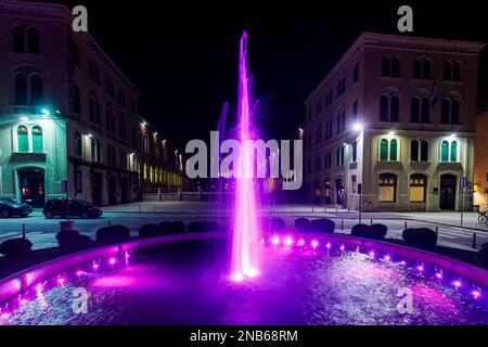 Fontana illuminata in viola in occasione della Giornata internazionale di sensibilizzazione all'epilessia , a Spalato, Croazia, il 13 febbraio 2023. Foto: Miroslav Lelas/PIXSELL Foto Stock