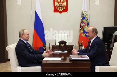 Mosca, Russia. 13th Feb, 2023. Il presidente russo Vladimir Putin tiene un incontro faccia a faccia con il leader del partito comunista Gennady Zyuganov, a destra, nella residenza presidenziale ufficiale di Novo-Ogaryovo, 13 febbraio 2023 fuori Mosca, Russia. Credit: Mikhail Metzel/Kremlin Pool/Alamy Live News Foto Stock