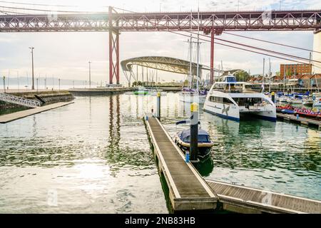 Lisbona, Portogallo, 26 ottobre 2016: Il porto di Doca de Santo Amaro o Santo Amaro è un porto turistico e un gruppo di ristoranti sul fiume Tago a Lisbona, Portogallo Foto Stock