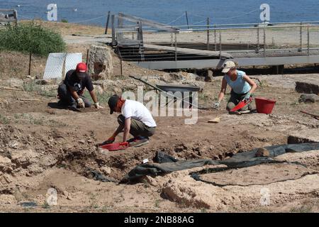 Archeologi e studenti dell'Università di Padova, scavi per reperti nel sito dell'antica città di Nora, in Sardegna, settembre 2022 Foto Stock