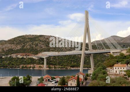 Il ponte Franjo Tuđman, lungo 518 metri e alto oltre 140 metri, che attraversa il fiume Ombla, a nord di Dubrovnik, Croazia 2022 settembre. Foto Stock