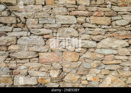 Un bel vecchio muro di pietra trovato in una vecchia città mineraria oro del 1800. Foto Stock