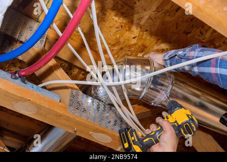 Ricostruzione di questa casa, nuovi condotti sono stati installati con tubi di ventilazione HVAC impianto di riscaldamento installato nel soffitto Foto Stock