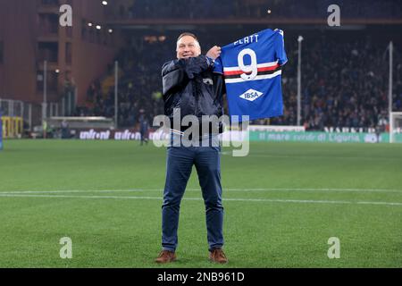 Genova, Italia, 13th febbraio 2023. Ex Crewe Alexandra, Aston Villa, Bari, Juventus, Sampdoria, L'Arsenal, la Foresta di Nottingham e il giocatore inglese David Platt tiene in mano una maglia UC Sampdoria che porta il suo nome mentre saluta i fan prima della serie A alla partita di Luigi Ferraris, Genova. L'immagine di credito dovrebbe essere: Jonathan Moskrop / Sportimage Foto Stock