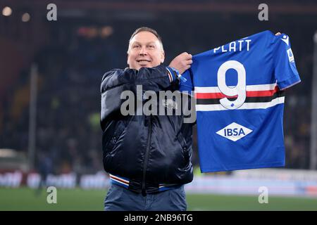 Genova, Italia, 13th febbraio 2023. Ex Crewe Alexandra, Aston Villa, Bari, Juventus, Sampdoria, L'Arsenal, la Foresta di Nottingham e il giocatore inglese David Platt tiene in mano una maglia UC Sampdoria che porta il suo nome mentre saluta i fan prima della serie A alla partita di Luigi Ferraris, Genova. L'immagine di credito dovrebbe essere: Jonathan Moskrop / Sportimage Foto Stock