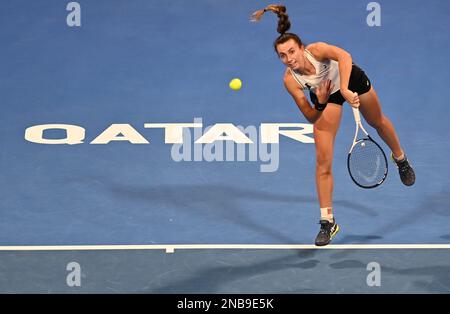 Doha, Qatar. 13th Feb, 2023. Ipek Oz della Turchia serve durante il singolo turno di 32 partita contro Victoria Azarenka della Bielorussia a WTA500 Qatar Open 2023 a Doha, Qatar, 13 febbraio 2023. Credit: Nikku/Xinhua/Alamy Live News Foto Stock