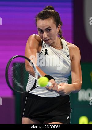 Doha, Qatar. 13th Feb, 2023. Ipek Oz della Turchia ha un ritorno durante il singolo turno di 32 partita contro Victoria Azarenka della Bielorussia al WTA500 Qatar Open 2023 a Doha, Qatar, 13 febbraio 2023. Credit: Nikku/Xinhua/Alamy Live News Foto Stock