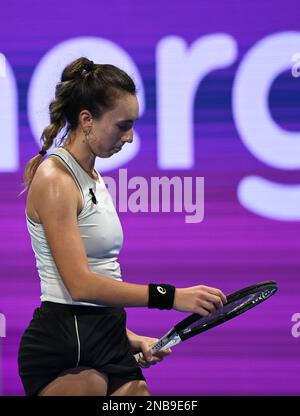 Doha, Qatar. 13th Feb, 2023. Ipek Oz della Turchia reagisce durante il singolo turno di 32 partita contro Victoria Azarenka della Bielorussia al WTA500 Qatar Open 2023 a Doha, Qatar, 13 febbraio 2023. Credit: Nikku/Xinhua/Alamy Live News Foto Stock