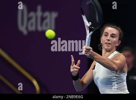 Doha, Qatar. 13th Feb, 2023. Ipek Oz della Turchia ha un ritorno durante il singolo turno di 32 partita contro Victoria Azarenka della Bielorussia al WTA500 Qatar Open 2023 a Doha, Qatar, 13 febbraio 2023. Credit: Nikku/Xinhua/Alamy Live News Foto Stock