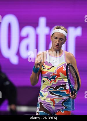 Doha, Qatar. 13th Feb, 2023. Victoria Azarenka della Bielorussia reagisce durante il singolo turno di 32 partita contro Ipek Oz della Turchia al WTA500 Qatar Open 2023 a Doha, Qatar, 13 febbraio 2023. Credit: Nikku/Xinhua/Alamy Live News Foto Stock