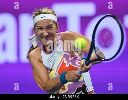 Doha, Qatar. 13th Feb, 2023. Victoria Azarenka della Bielorussia ha fatto ritorno durante il singolo turno di 32 partita contro Ipek Oz della Turchia al WTA500 Qatar Open 2023 a Doha, Qatar, 13 febbraio 2023. Credit: Nikku/Xinhua/Alamy Live News Foto Stock