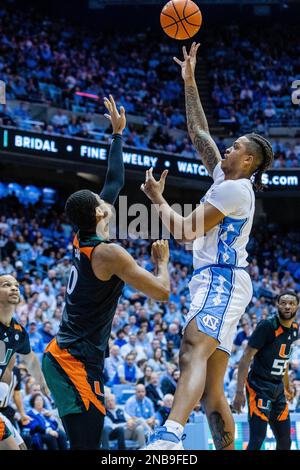 13 febbraio 2023: Miami (Fl) Hurricanes avanti A.J. Casey (0) guarda il salto dal North Carolina Tar Heels in avanti Armando Bacot (5) durante la prima metà del matchup di basket ACC al Dean Smith Center di Chapel Hill, NC. (Scott Kinser/CSM) Foto Stock