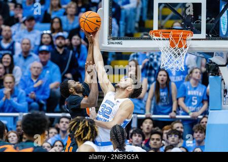 13 febbraio 2023: North Carolina Tar Heels Forward Pete Nance (32) blocca il colpo da Miami (Fl) Hurricanes Forward A.J. Casey (0) durante la prima metà del matchup di basket ACC al Dean Smith Center di Chapel Hill, North Carolina. (Scott Kinser/CSM) Foto Stock