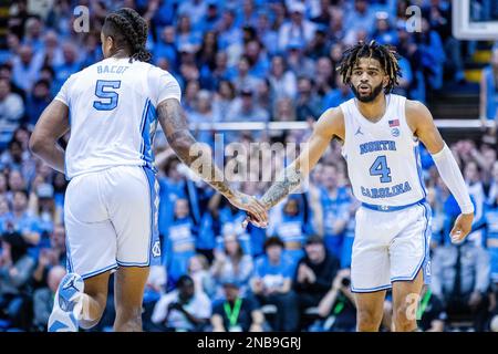 13 febbraio 2023: North Carolina Tar Heels avanti Armando Bacot (5) e guardia R.J. Davis (4) festeggia il ritorno in difesa durante la prima metà del matchup di basket ACC al Dean Smith Center di Chapel Hill, North Carolina. (Scott Kinser/CSM) Foto Stock