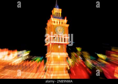 Il concetto di viaggiare con il Big ben London sullo sfondo. Luci di traccia utilizzando tecniche di zoom. Foto Stock