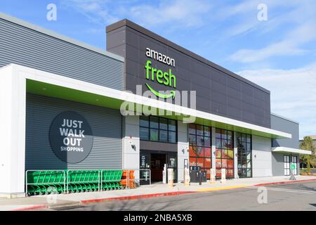 Bellevue, WA, USA - 12 febbraio 2023; facciata del negozio Amazon Fresh e ingresso senza persone Foto Stock