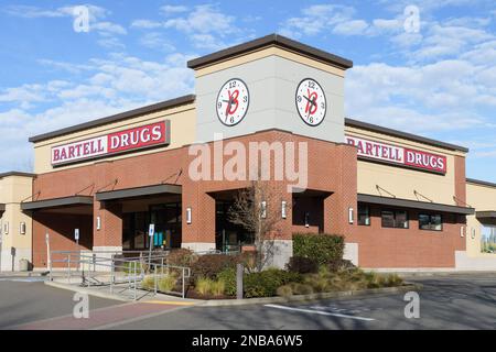 Bellevue, WA, USA - 12 febbraio 2023; Bartell Drugs Building nel centro di Bellevue, WA Foto Stock