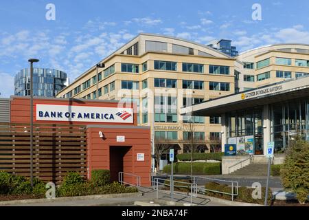 Bellevue, WA, USA - 12 febbraio 2023; tre edifici finanziari nel centro di Bellevue Washington Foto Stock