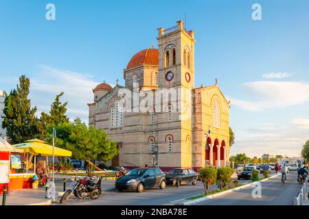 La città vecchia porto villaggio porto di Aegina, Grecia, con la chiesa di San Nicola in vista sull'isola greca Saronica di Aegina. Foto Stock