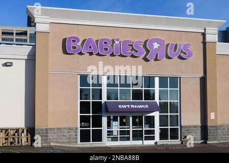 Bellevue, WA, USA - 12 febbraio 2023; facciata del negozio Babies R US chiusa a Bellevue WA con logo aziendale Foto Stock