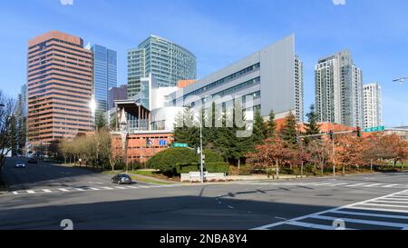 Bellevue, WA, USA - 12 febbraio 2023; centro urbano e Municipio di Bellevue in una chiara mattinata invernale Foto Stock