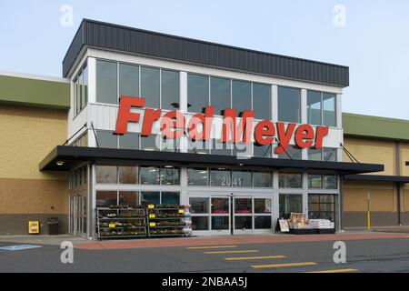 Bellevue, WA, USA - 12 febbraio 2023; ingresso e nome della facciata al negozio Fred Meyer di Bellevue, WA Foto Stock