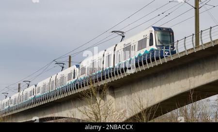 Tukwila, WA, USA - 12 febbraio 2023; treno leggero Sound Transit su binari sopraelevati visto dal basso Foto Stock