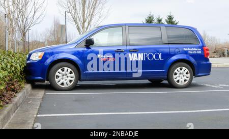 Tukwila, WA, USA - 12 febbraio 2023; Blue King County Metro Vanshare veicolo parcheggiato Foto Stock