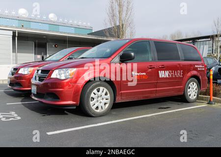 Tukwila, WA, USA - 12 febbraio 2023; veicolo Vanshare della metropolitana della contea di Red King parcheggiato Foto Stock