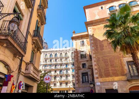 Architettura spagnola colorata e pittoresca nel quartiere El Born, vicino al quartiere Gotico e alla Cattedrale di Barcellona, Spagna. Foto Stock