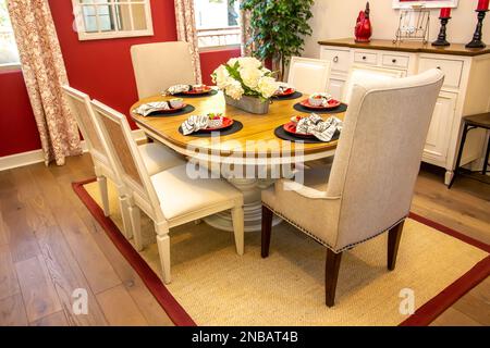Sala da pranzo tavolo ovale con Hutch Foto Stock