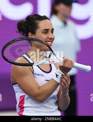 Doha, Qatar. 13th Feb, 2023. Martina Trevisan d'Italia reagisce durante il singolo turno del 32 contro Karol¨ªna Muchova della Repubblica Ceca al WTA500 Qatar Open 2023 a Doha, Qatar, 13 febbraio 2023. Credit: Nikku/Xinhua/Alamy Live News Foto Stock