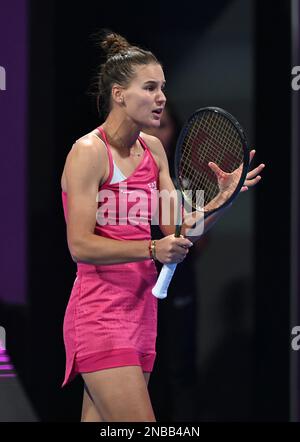 Doha, Qatar. 13th Feb, 2023. Veronika Kudermetova di Russia reagisce durante il singolo turno di 32 partita contro Barbora Krejcikova della Repubblica Ceca a WTA500 Qatar Open 2023 a Doha, Qatar, 13 febbraio 2023. Credit: Nikku/Xinhua/Alamy Live News Foto Stock