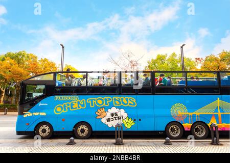 Fukuoka, Giappone - Novembre 21 2022: L'autobus scoperto ACROS Fukuoka porta turisti nell'area urbana centrale di Fukuoka Foto Stock