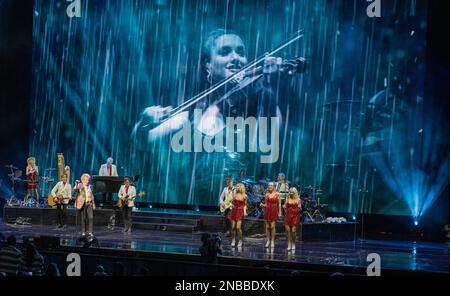 Hollywood, Stati Uniti. 13th Feb, 2023. Rod Stewart si esibisce sul palco all'Hard Rock Live presso il Seminole Hotel and Casino Hollywood, a Hollywood, Florida, lunedì 13 febbraio 2023. Foto di Gary i Rothstein/UPI Credit: UPI/Alamy Live News Foto Stock