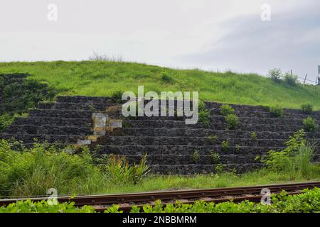 Terrapieno di fango di Lapindo, evento di eruzione di fango caldo, Sidoarjo a Giava Est, Indonesia che è in eruzione dal maggio 2006. (in stagione piovosa) Foto Stock