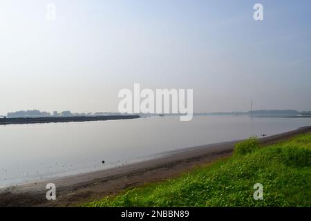 Panorama del fango Sidoarjo o Lapindo è un evento di eruzione di fango caldo, Sidoarjo a Giava Est, Indonesia, che è in eruzione dal maggio 2006. Foto Stock