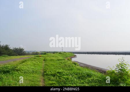 Panorama del fango Sidoarjo o Lapindo è un evento di eruzione di fango caldo, Sidoarjo a Giava Est, Indonesia, che è in eruzione dal maggio 2006. Foto Stock