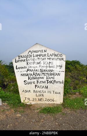 Il fango di Sidoarjo o il fango di Lapindo è un evento di eruzione di fango caldo, Sidoarjo in Giava Orientale, Indonesia, che è in eruzione dal maggio 2006. Foto Stock