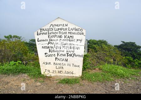 Il fango di Sidoarjo o il fango di Lapindo è un evento di eruzione di fango caldo, Sidoarjo in Giava Orientale, Indonesia, che è in eruzione dal maggio 2006. Foto Stock