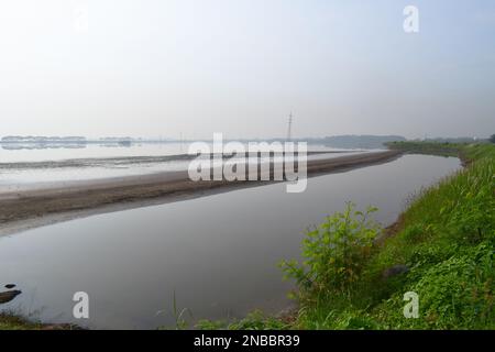 Panorama del fango Sidoarjo o Lapindo è un evento di eruzione di fango caldo, Sidoarjo a Giava Est, Indonesia, che è in eruzione dal maggio 2006. Foto Stock